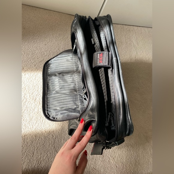 Tumi Classic Black Leather Briefcase/ Carry On Travel Bag - Picture 3 of 12